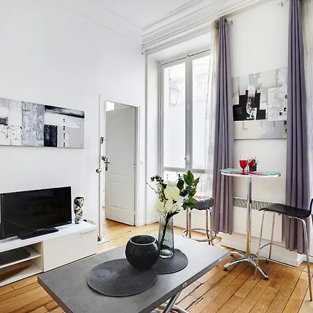 Charming 2p - Republic Temple Apartment *